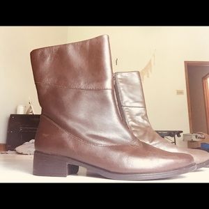 Women’s leather boots! Cafe do Brazil.